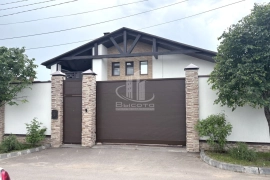 Продается 2-этажный дом, 890 м²

