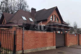 Дом 450 м² на участке 5,5 сот.